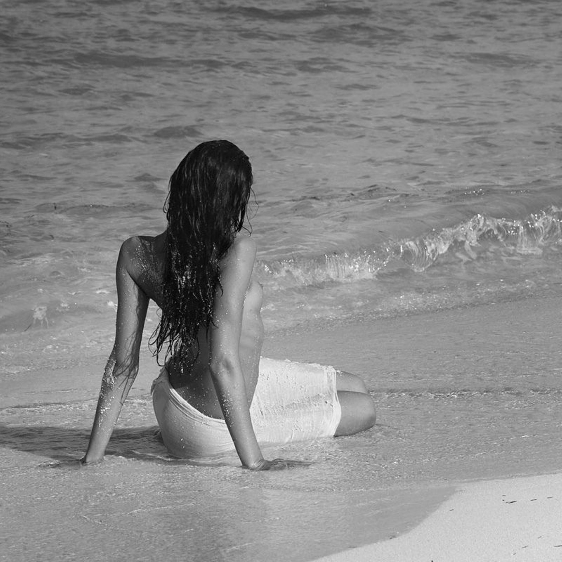 Брюнетка на нудистском пляже - 13 фото